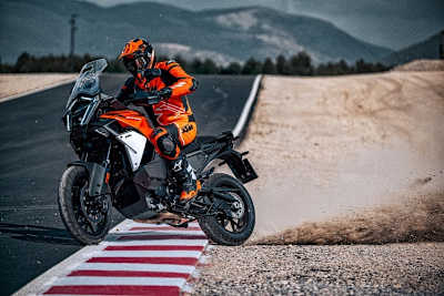 Die KTM 1390 Super Adventure S Evo brilliert auf und neben dem Asphalt - was hiermit bewiesen ist