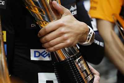 Die Hand am Siegerpokal: für einige Formel-1-Fahrer verdammt lang her