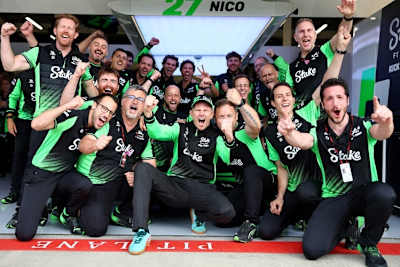 Die Sauber-Mannschaft feiert in England mit Nico Hülkenberg