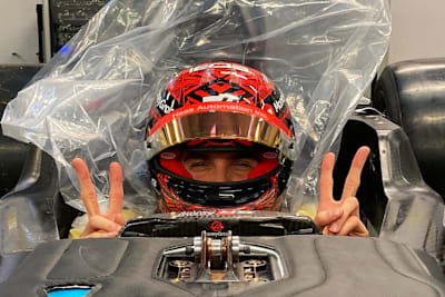 Esteban Ocon bei der Sitzprobe im 2025 GP-Rennwagen von Haas