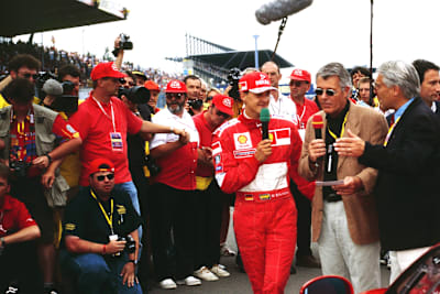Ferrari Days am Ring 1999: Michael Schumacher wird während des Interviews mit Speedweek-Autor Braun von einem Fotografen-Heer umlagert. Rechts Ferrari-Deutschland-Repräsentant Helmut Mander