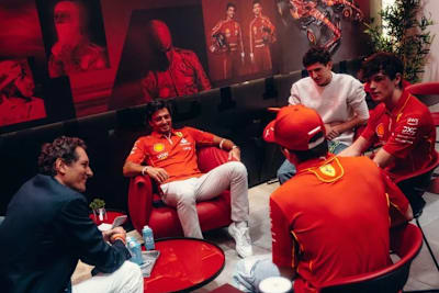 Ferrari-Präsident John Elkann (links) mit Carlos Sainz, Charles Leclerc und Oliver Bearman