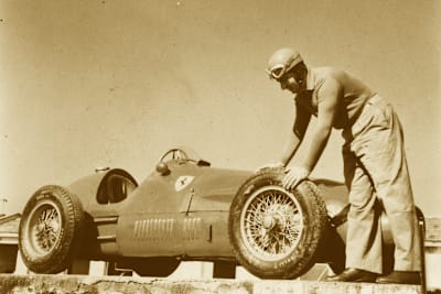 Alberto Ascari mit seinem Ferrari