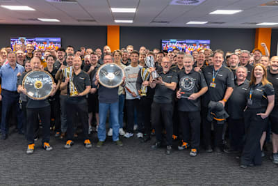 Lando Norris und Oscar Piastri lassen sich im McLaren-Rennwagenwerk feiern