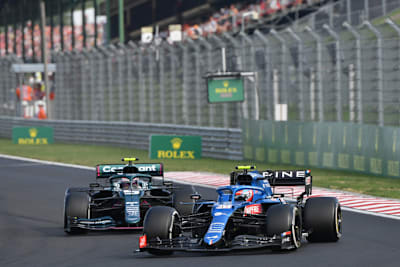 Esteban Ocon vor Sebastian Vettel in Ungarn 2021