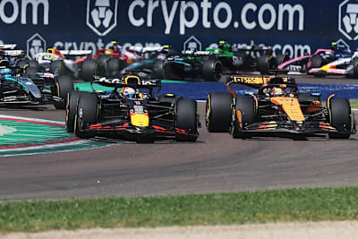 Max Verstappen gegen Oscar Piastri in Imola, links George Russell