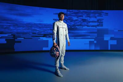 Alex Albon mit seinem Helm für die GP-Saison 2024