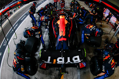 Reifenwechsel bei Red Bull Racing, am oberen Bildrand die Ampel