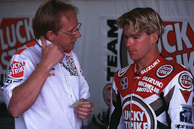 1997 bei Suzuki: Crew-Chief Stuart Shenton im Gespräch mit Anthony Gobert