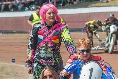 Desiree Holstein hier mit pinker Perücke und Nicole Standke in Hechthausen