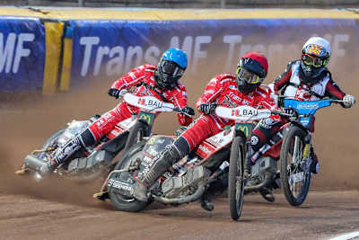 Landshut (rot Antonio Lindbaeck, blau Erik Bachhuber) begann mit einem Heimsieg gegen Daugvpils