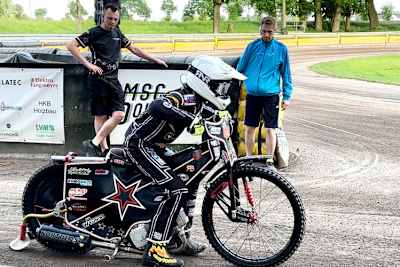 Jörg Tebbe (r.) auf dem Eichenring in Dohren mit Lester und Vater William Matthijssen