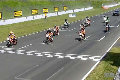 Jeffrey Buis (links) startete von der Pole Position und gewann das erste 300er-Rennen