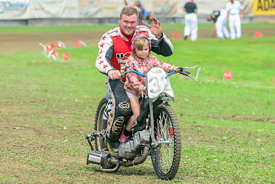 Bahnpokalsieger Marcel Sebastian bei einer Fahrervorsrtellung mit Töchterchen Mathilda
