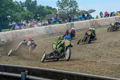 San Millan/Zapf (Helmfarbe blau) gewannen in Osnabrück vor Brandhofer/Herrmann (rot)