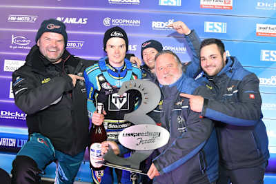 Luca Bauer freute sich mit seinem Team über den Podestplatz