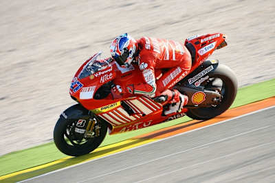 Casey Stoner 2008 auf der 800er Ducati Desmosedici. In Rückspiegel der MotoGP-Geschichte war die Hubraumreduzierung ein sinnloses Projekt
