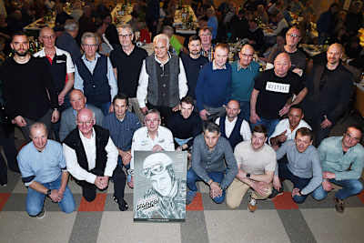 Der Autor (vorne 3. von links) im Kreise der in seinem Buch portraitierten Motorradrennfahrer