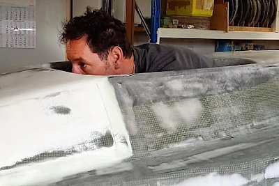 Die neue Verkleidung wird bei Markus Schlosser schon einmal angepasst