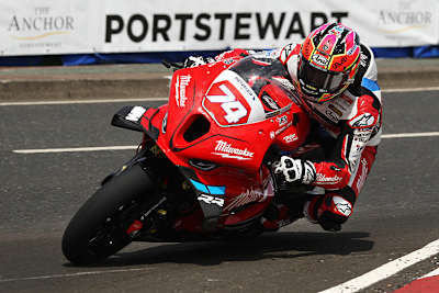 Auch ein Sturz im Rennen davor kann Davey Todd nicht am Siegen abhalten