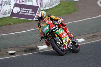 Der Sieg im zweiten Supertwin-Rennen geht ebenfalls an Peter Hickman