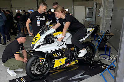 Erste Sitzprobe von Lena Kemmer auf der WM-Maschin