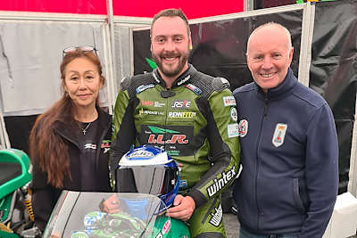 David Datzer (Mitte) mit Asa Asada und Ian Lougher: Zumindest Probesitzen auf der Paton geht