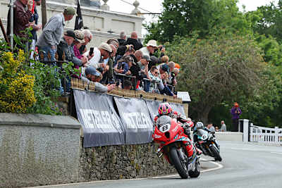 Superbike-TT: Davey Todd (8) vor Michael Dunlop (6)
