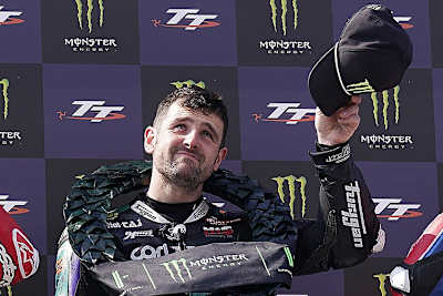 Ein stiller Gruß Richtung Himmel - Michael Dunlop denkt bei seinem Triumh an Onkel Joey Dunlop