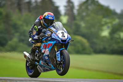 Der Schweizer Lukas Maurer gibt seiner Yamaha die Sporen