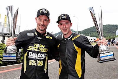 Hoch die Pokale, Markus Schlosser und Luca Schmidt nach dem Sieg in Most