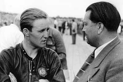 Rupert Hollaus im Gespräch mit NSU-Rennchef Ewald Praxl