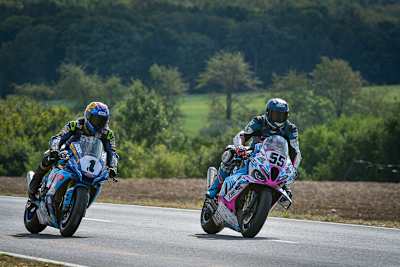 Titelverteidiger Lukas Maurer (1) konnte sich nur kurz im Windschatten von David Datzer halten
