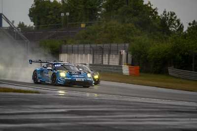Laurens Vanthoor und Patric Niederhauser gewinnen Regenschlacht