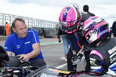 Maik Steinhausen (li.), der Vater des WM-Erfolges, mit Harry Payne und Kevin Rousseau