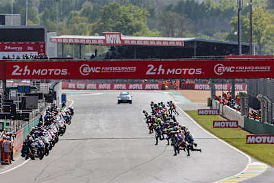 Gänsehaut pur, wenn die Fahrer beim Start zu ihren Maschinen sprinten