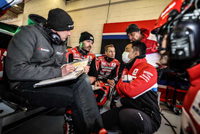 Trotz Bestzeit gab es bei Yoshimura SERT Motul einiges zu besprechen