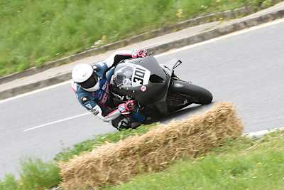 David Datzer zirkelt bei seiner Rekordfahrt haarscharf am Stroballen vorbei