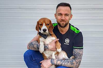 Beagle-Dame Kimi muss nächste Woche auf Herrchen Juliian Trummer verzichten