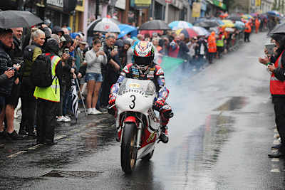 Jonathan Rea bahnt sich einen Weg durch das dichtgedrängte Spalier