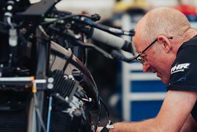 Am Montag kann weitere ohne Stress an den Motorrädern gearbeitet werden