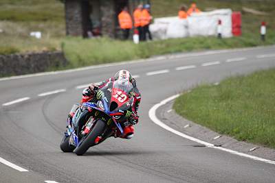 Peter Hickman auf seiner Superstock-BMW