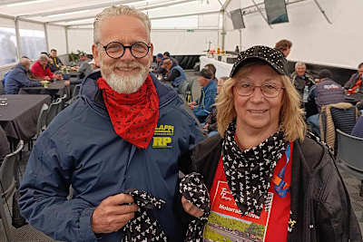 Maria Keck neben dem Seitenwagen-Weltmeister und dreifachen TT-Sieger Klaus Klaffenböck, der sich auch in den Dienst der Sache stellt