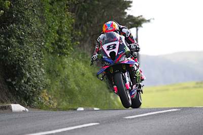 Davey Todd holt sich den Sieg im Superbike-Rennen