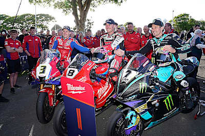 Senior-TT 2024: Dean Harrison, Sieger Davey Todd, Josh Brookes (vlnr.)