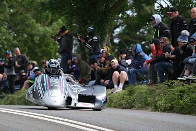 Spektakuläre Flugeinlage von Ryan und Callum Crowe