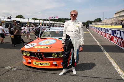 Poldi von Bayern neben seinen BMW 3.0 CSL