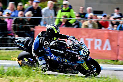 Der Sieg im zweiten Rennen der IRRC Supersport geht an Richard Cooper