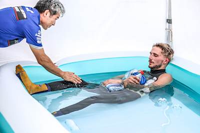 Karel Hanika (YART Yamaha) genießt die Abkühlung nach seinem strapaziösen Stint