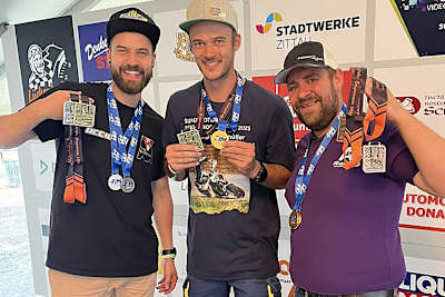 Thomas Altendorfer, Philipp Neumüller und Thomas Mitgutsch mit ihrer Ausbeute beim Lückendorfer Bergrennen